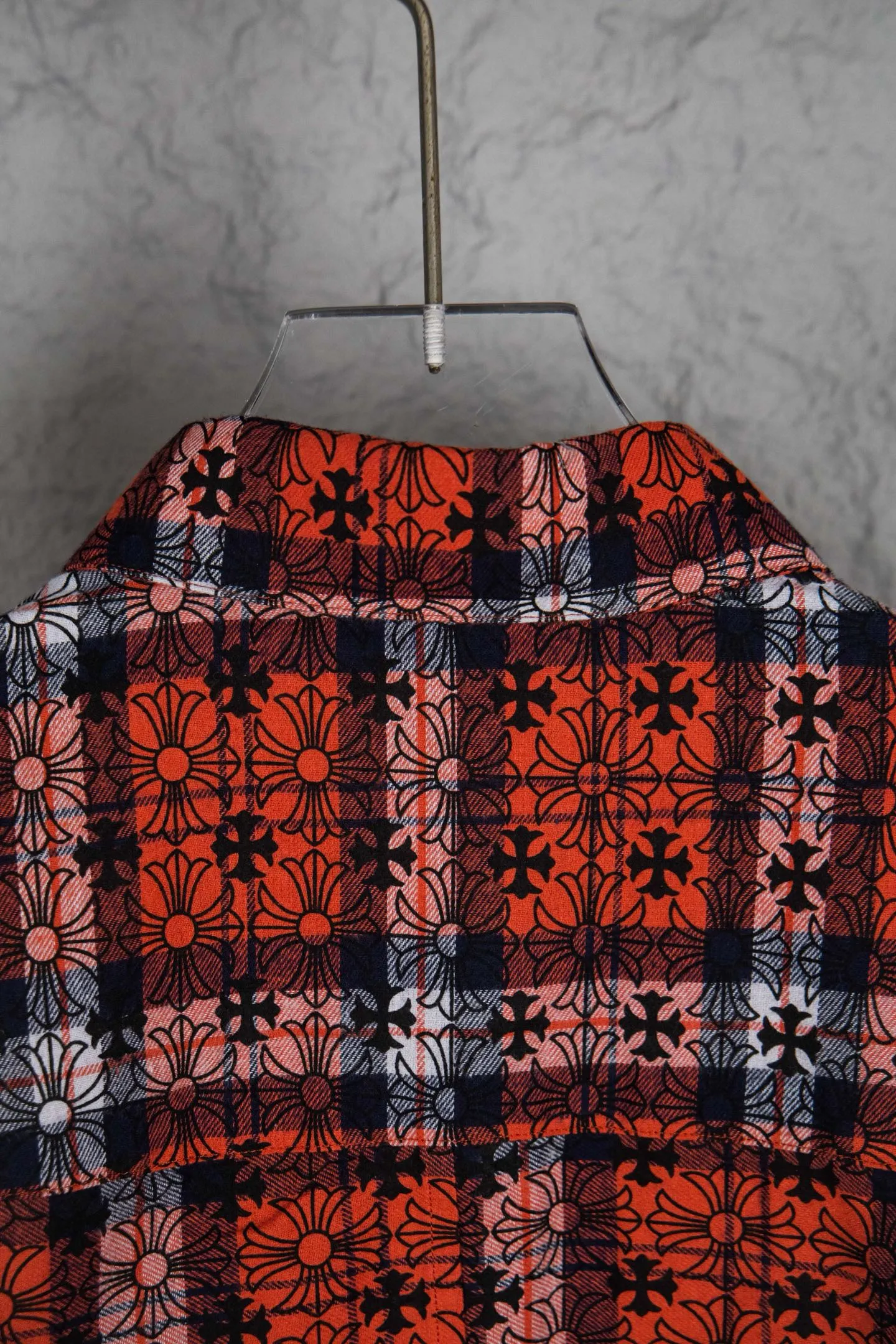 🅿️410 Style No.: M213 (the highest version on the market) Chr*me hea*ts/CH Chloé Heart Label Metal Checkered Shirt Jacket. Original replica Chloé family's unique identity silver buckle cross leather seal, custom-dyed dark pattern brand fabric, high-quality checkered pattern tailoring, cross leather patch splicing at the sleeves, one-sided chest patch pocket design, custom-made high-quality lettering hardware accessories, distressed retro silver buckle, three-dimensional version. The upper body is sassy and handsome. Natural high-street style. Needless to say, the upper body effect is natural. It is at the forefront of the trend. Its vibrant design and versatile attributes can surprise you no matter how you match it!  Size XS S M L
